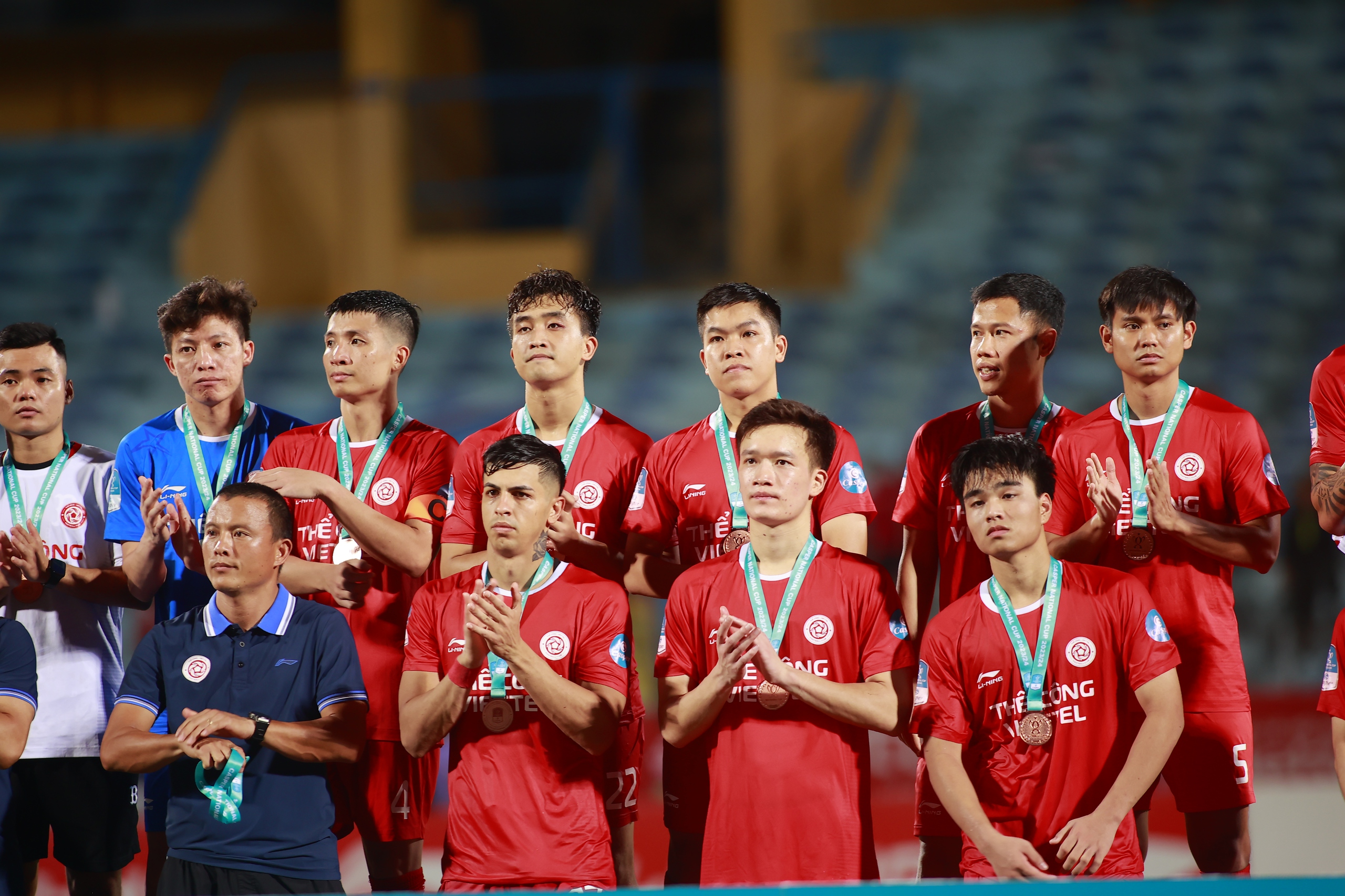 Hoàng Đức tặng mẹ HCĐ cúp Quốc Gia sau trận thua Hà Nội FC- Ảnh 3.