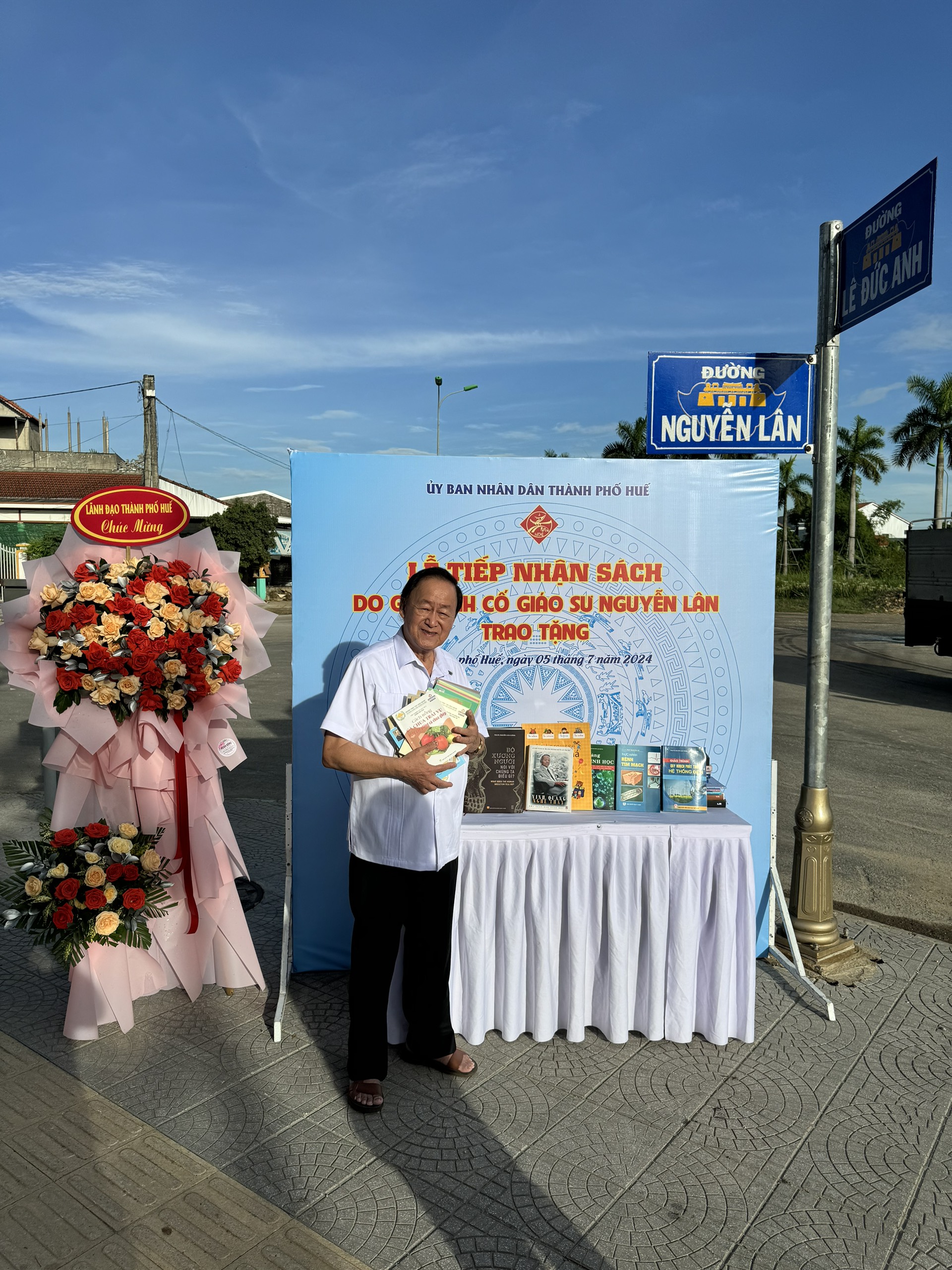 Gia đình cố NGND Nguyễn Lân tặng sách trên con đường mới mang tên ông ở Huế- Ảnh 3.