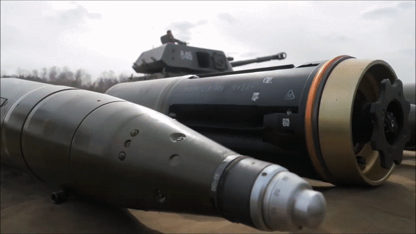 Xe tăng Ukraine nổ tung khi trúng đạn pháo thông minh của Nga- Ảnh 15.