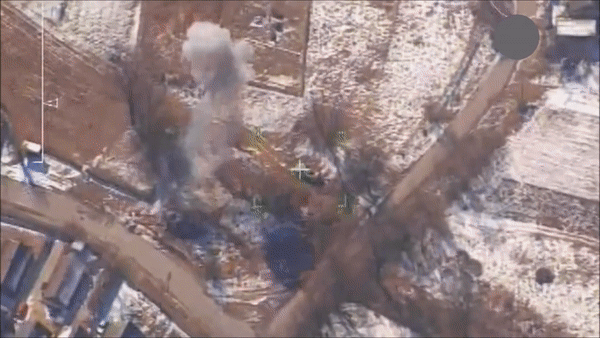 Xe tăng Ukraine nổ tung khi trúng đạn pháo thông minh của Nga- Ảnh 16.