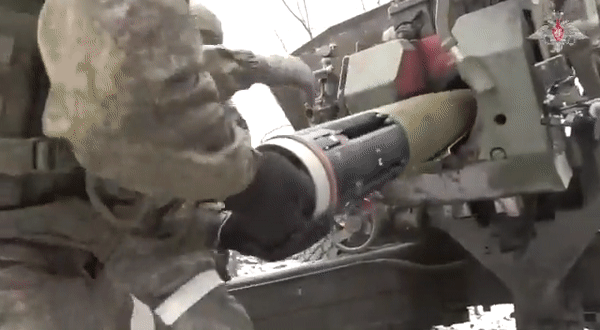 Xe tăng Ukraine nổ tung khi trúng đạn pháo thông minh của Nga- Ảnh 23.