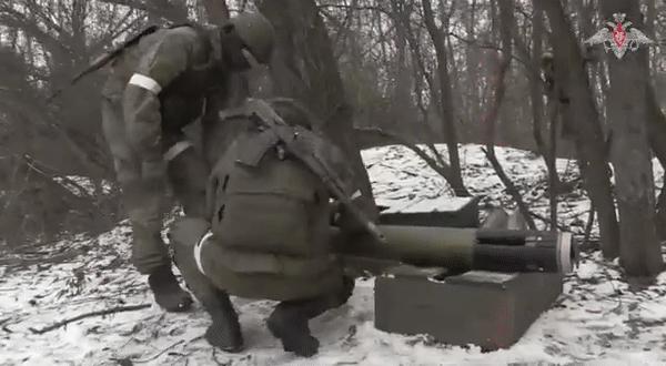 Xe tăng Ukraine nổ tung khi trúng đạn pháo thông minh của Nga- Ảnh 27.