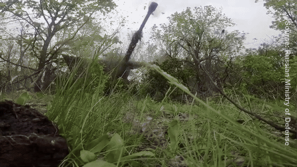 Xe tăng Ukraine nổ tung khi trúng đạn pháo thông minh của Nga- Ảnh 3.