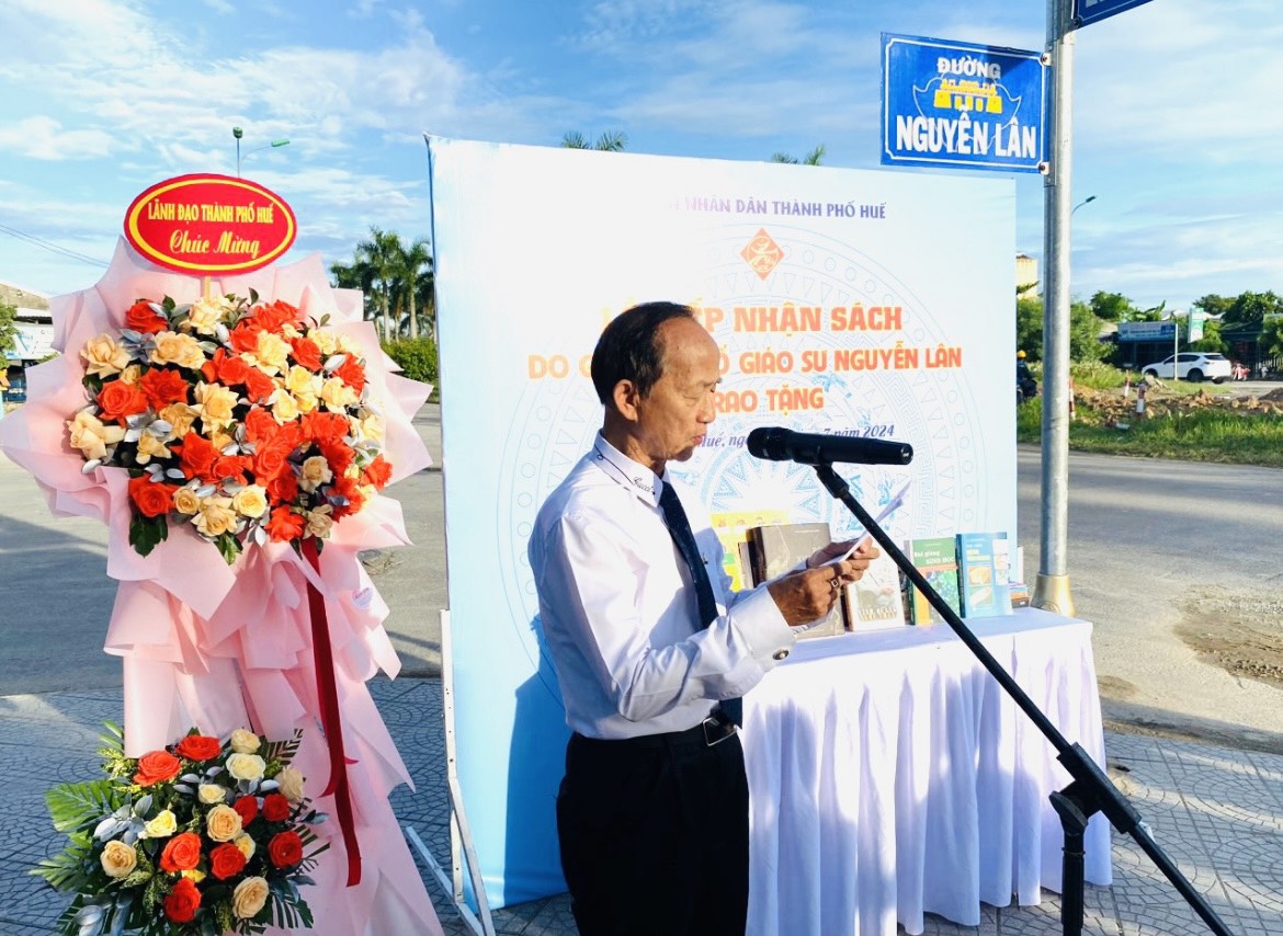 Gia đình cố NGND Nguyễn Lân tặng sách trên con đường mới mang tên ông ở Huế- Ảnh 2.