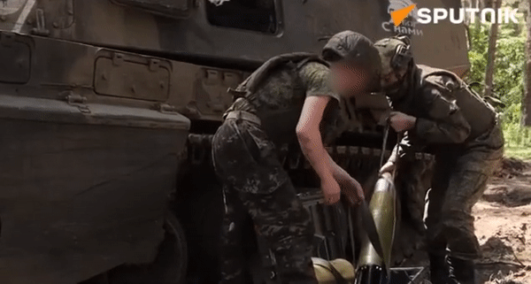 Xe tăng Ukraine nổ tung khi trúng đạn pháo thông minh của Nga- Ảnh 7.