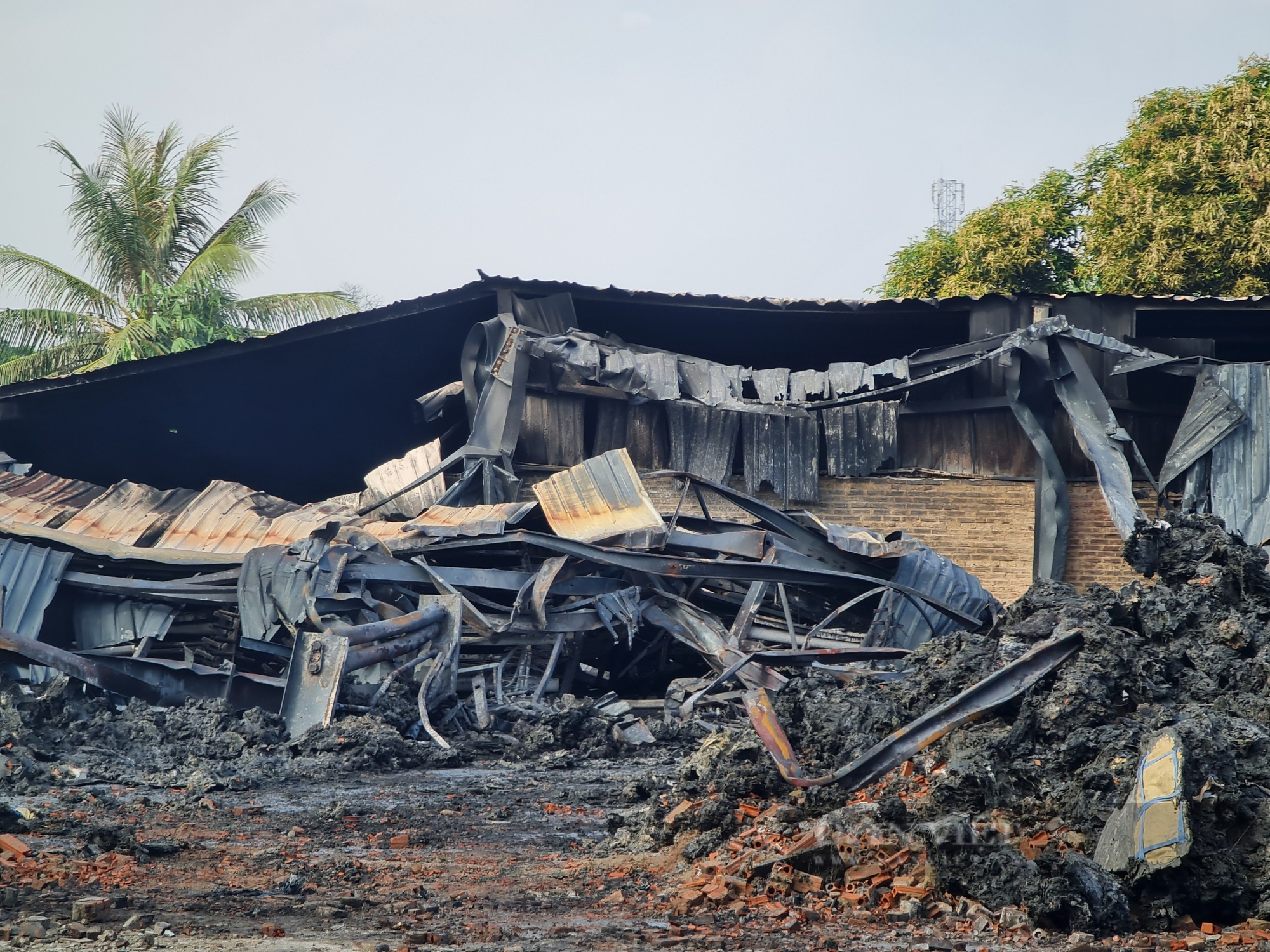 Vụ cháy Công ty bao bì ở Vĩnh Phúc: Người dân nói "chưa từng thấy cháy lớn như vậy"- Ảnh 1.