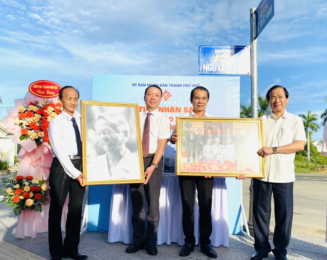 Gia đình cố NGND Nguyễn Lân tặng sách trên con đường mới mang tên ông ở Huế- Ảnh 1.