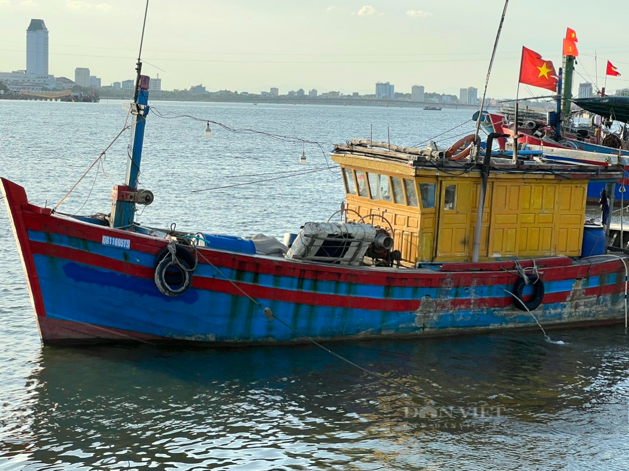 Ngư dân Quảng Bình phấn khởi khi tàu "3 không" đã có hồ sơ hợp pháp, tự tin vươn khơi bám biển- Ảnh 1.