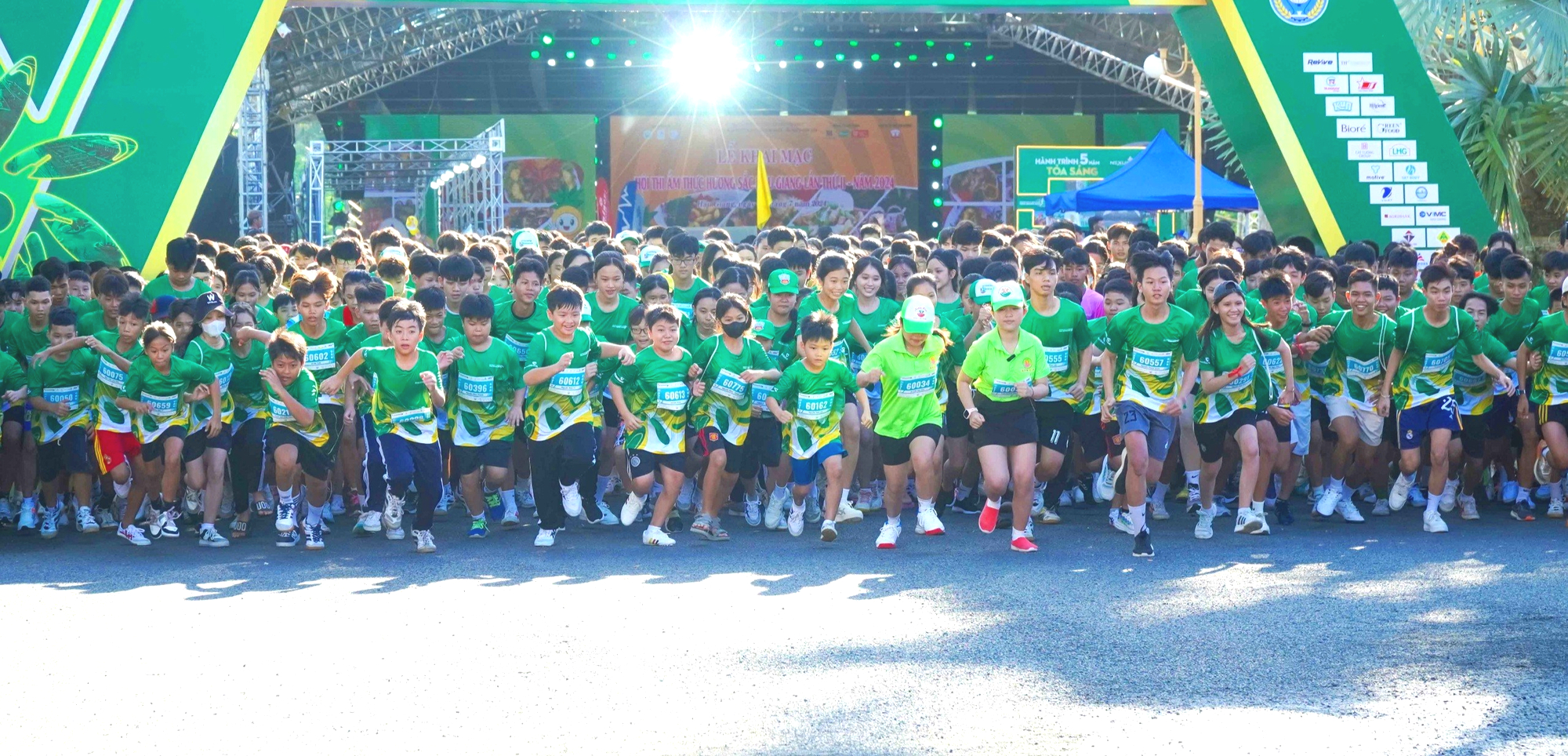 Khai mạc giải Marathon Hậu Giang 2024: Hơn 10.000 vận động viên tham gia tranh tài- Ảnh 1.