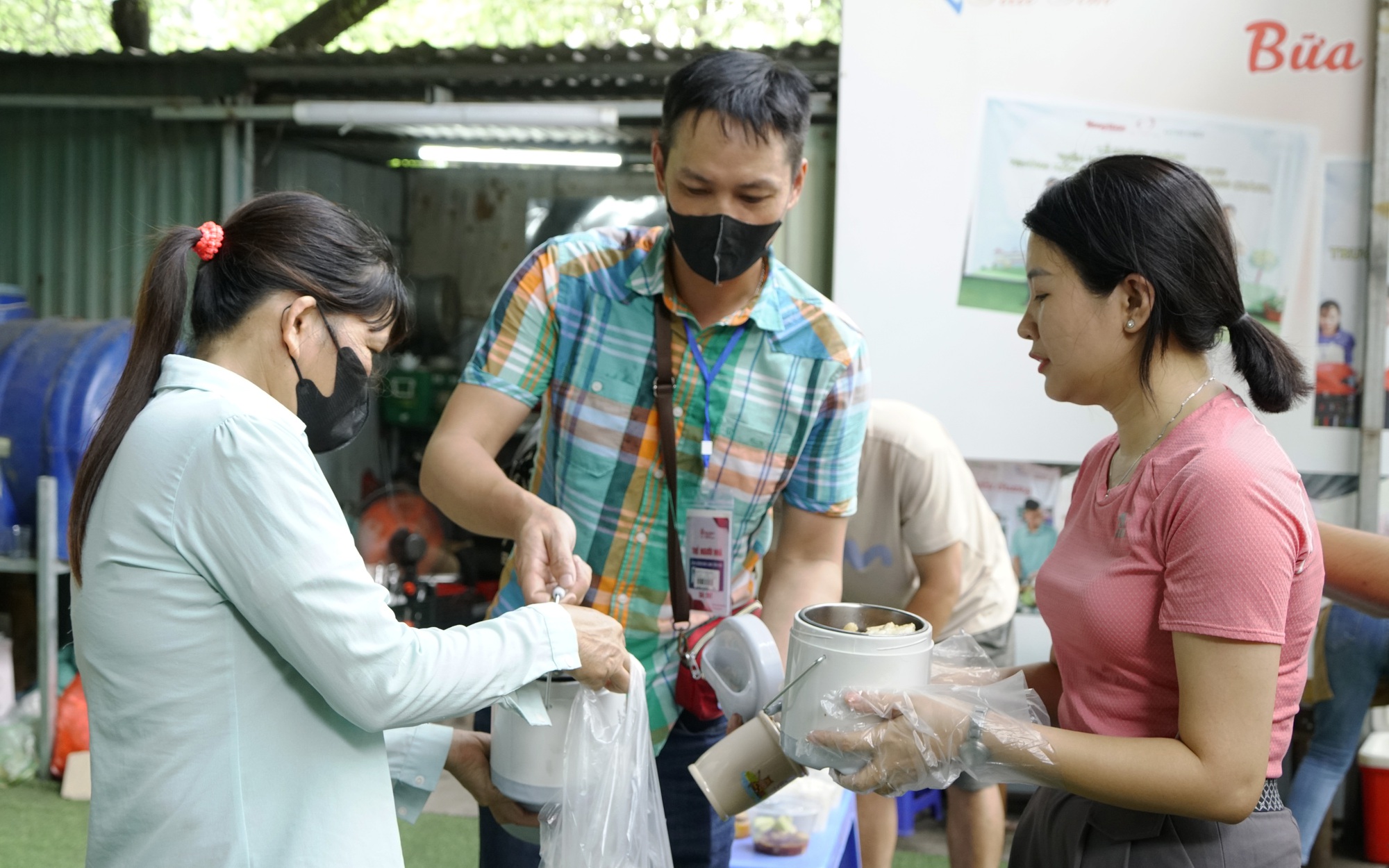 Những món quà đặc biệt tặng &quot;Bữa Cơm Yêu Thương&quot;