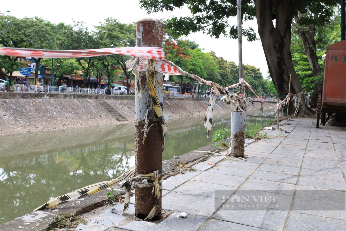 Hà Nội: Loạt lan can gãy, đổ ven sông và muôn cách gia cố tạm- Ảnh 1.