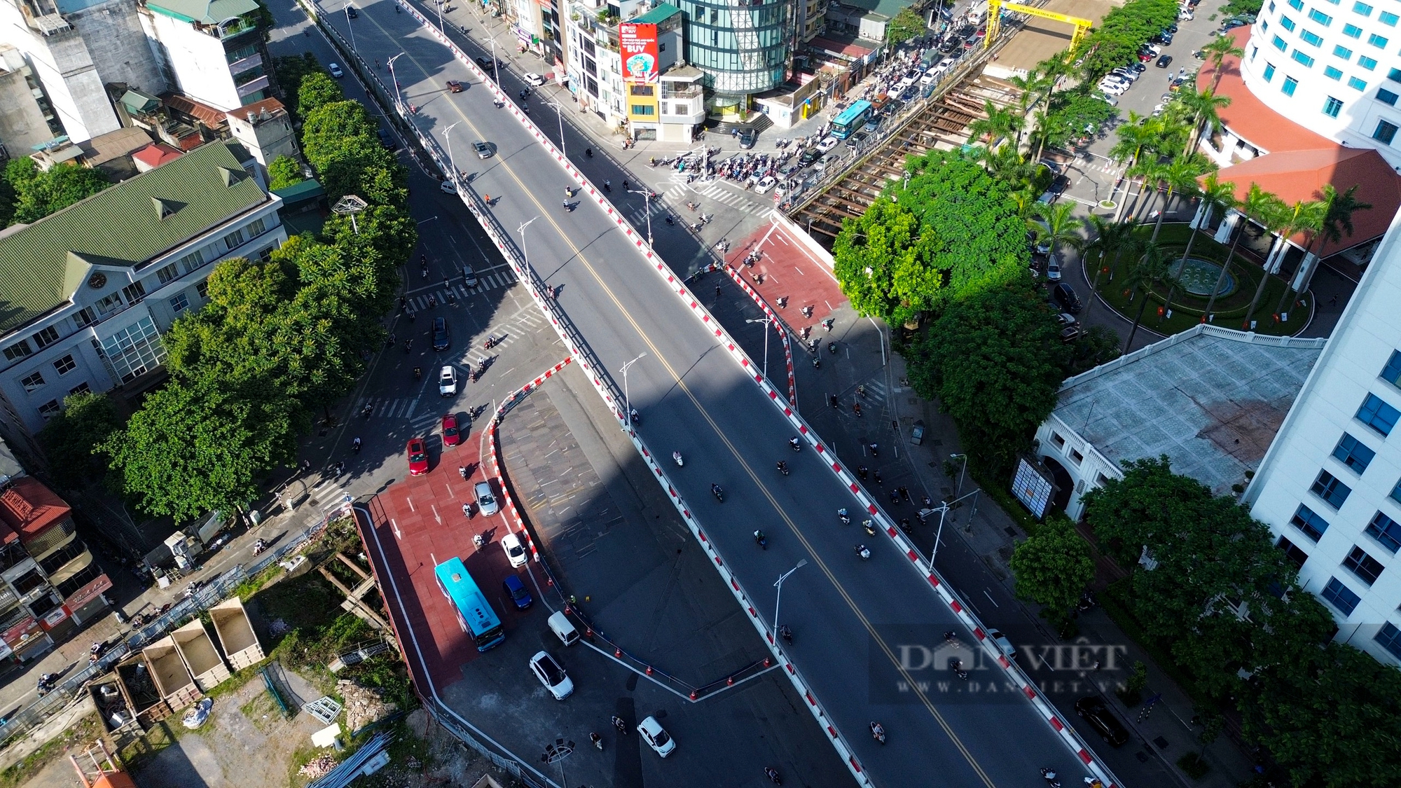 Sau khi rào chắn để thi công ngầm tuyến metro Nhổn - ga Hà Nội, giao thông diễn ra như thế nào?- Ảnh 2.