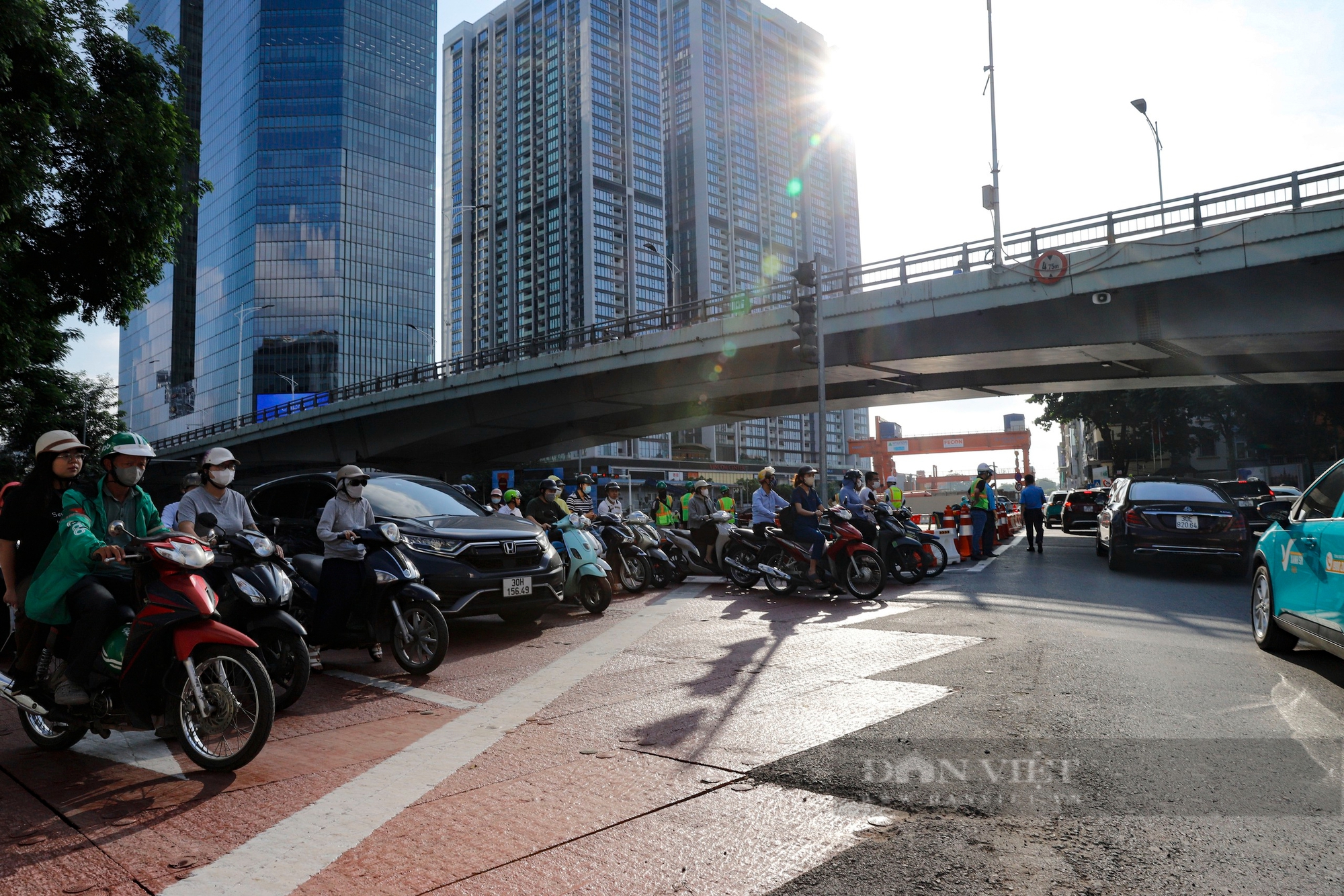 Sau khi rào chắn để thi công ngầm tuyến metro Nhổn - ga Hà Nội, giao thông diễn ra như thế nào?- Ảnh 4.