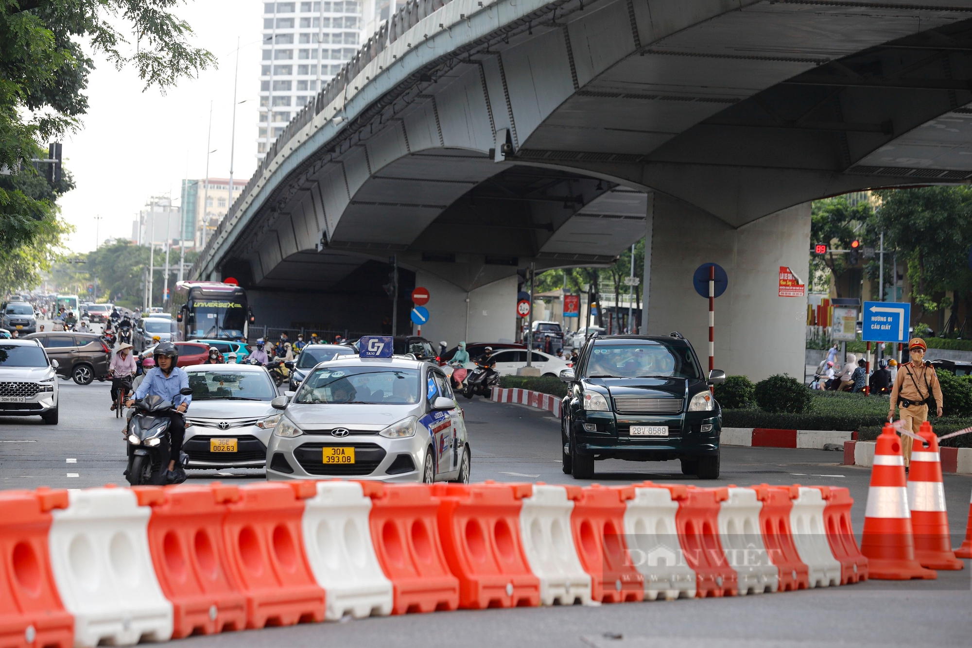 Sau khi rào chắn để thi công ngầm tuyến metro Nhổn - ga Hà Nội, giao thông diễn ra như thế nào?- Ảnh 5.