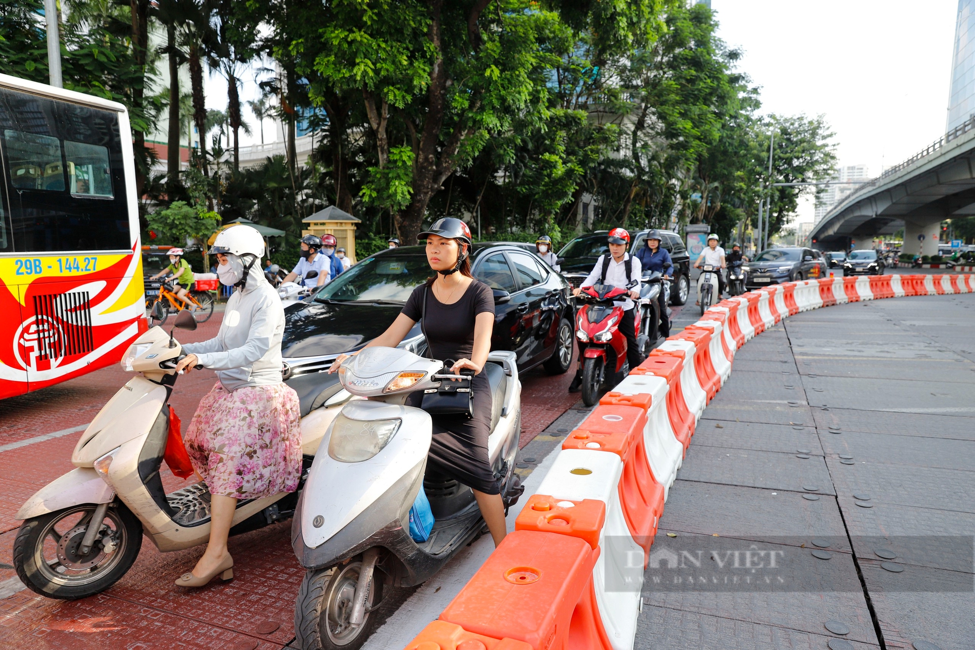 Sau khi rào chắn để thi công ngầm tuyến metro Nhổn - ga Hà Nội, giao thông diễn ra như thế nào?- Ảnh 7.