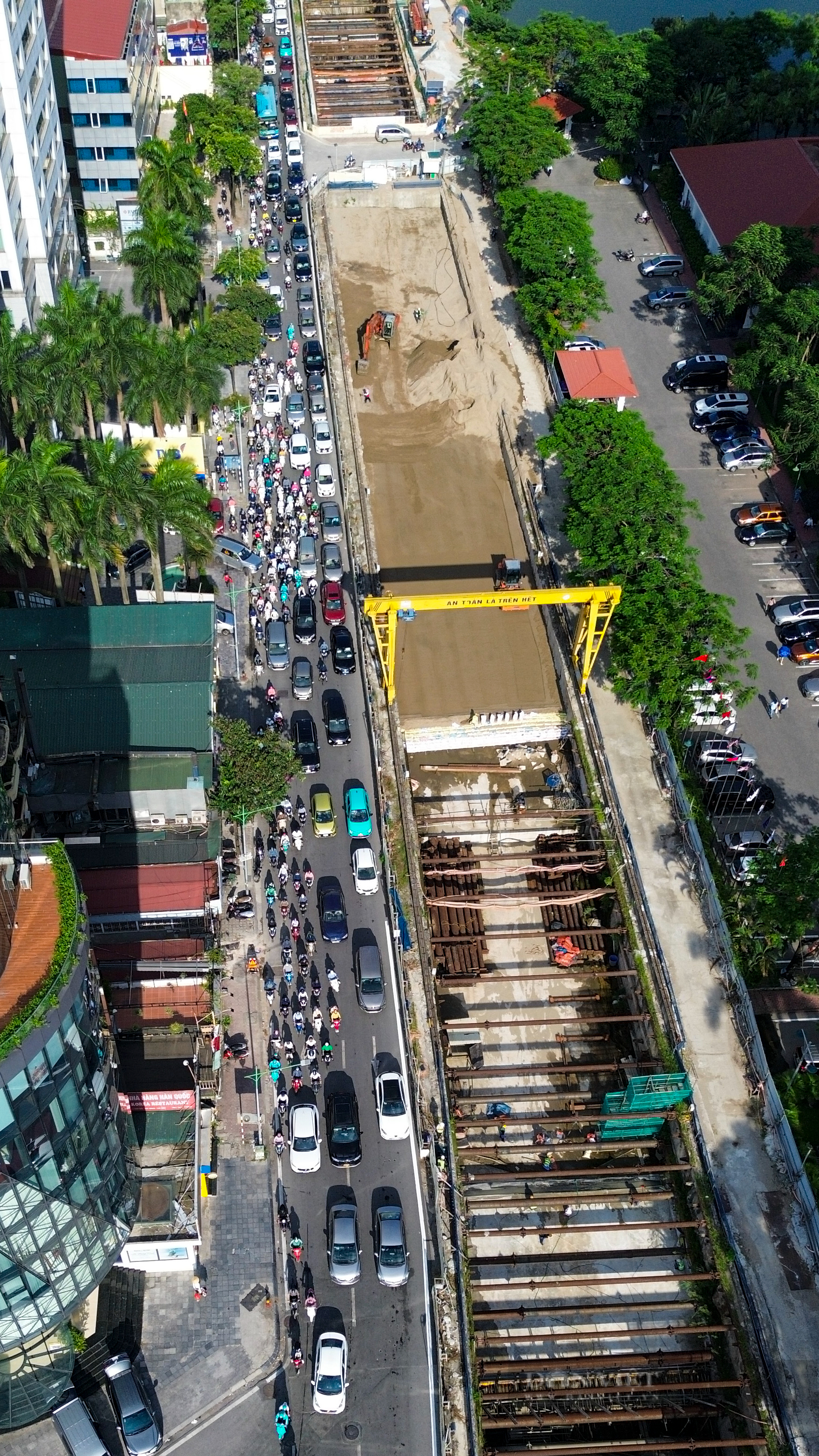 Sau khi rào chắn để thi công ngầm tuyến metro Nhổn - ga Hà Nội, giao thông diễn ra như thế nào?- Ảnh 8.