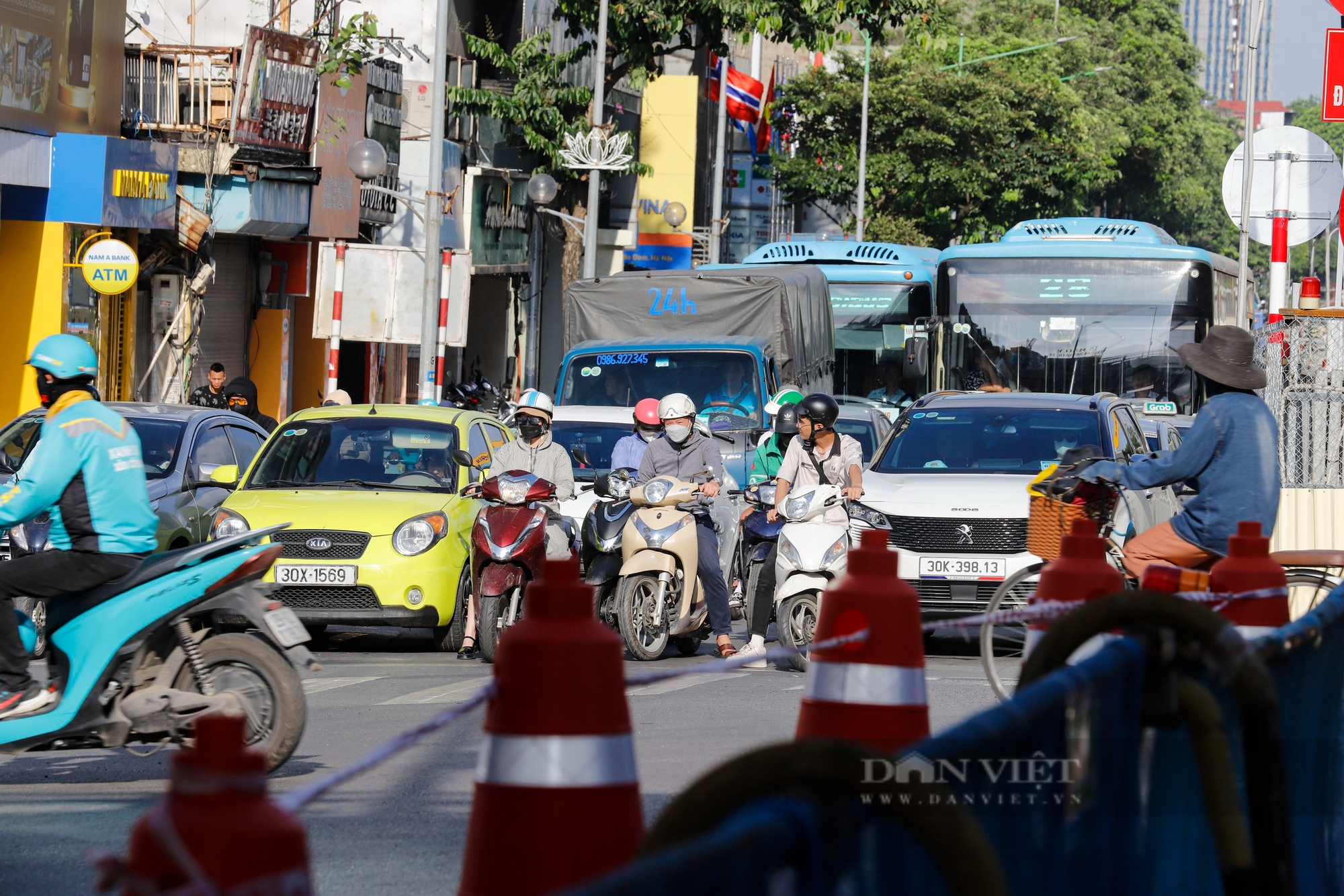 Sau khi rào chắn để thi công ngầm tuyến metro Nhổn - ga Hà Nội, giao thông diễn ra như thế nào?- Ảnh 9.