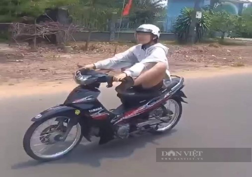 Thiếu niên 16 tuổi lái xe gắn máy bằng 2 chân, còn quay hình, khoe trên mạng- Ảnh 1.