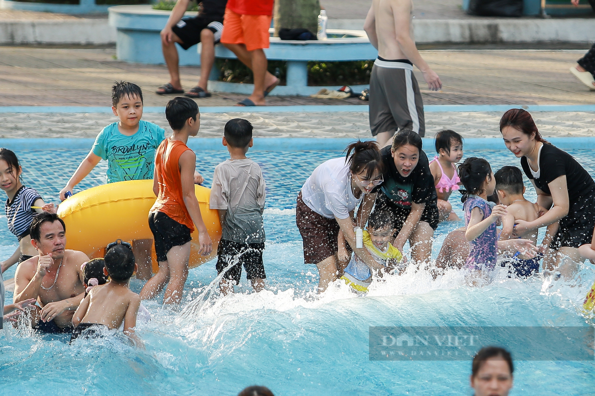 Trời nắng nóng như đổ lửa, người Hà Nội kéo nhau ra công viên nước giải nhiệt- Ảnh 6.