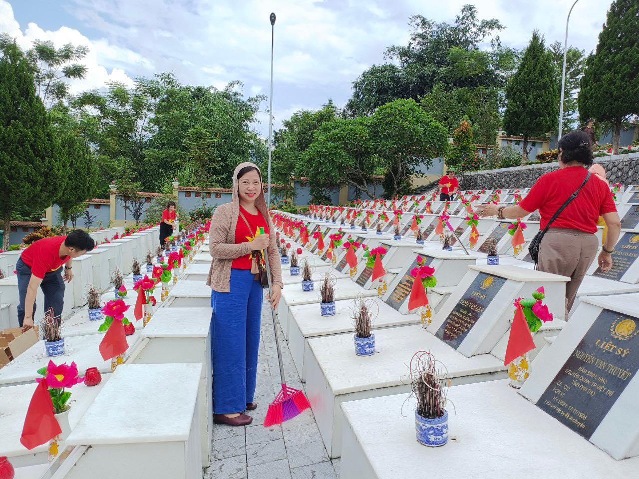 Hàng nghìn ngọn nến được thắp tại lễ cầu siêu tưởng nhớ các liệt sĩ tại mặt trận Vị Xuyên- Ảnh 2.