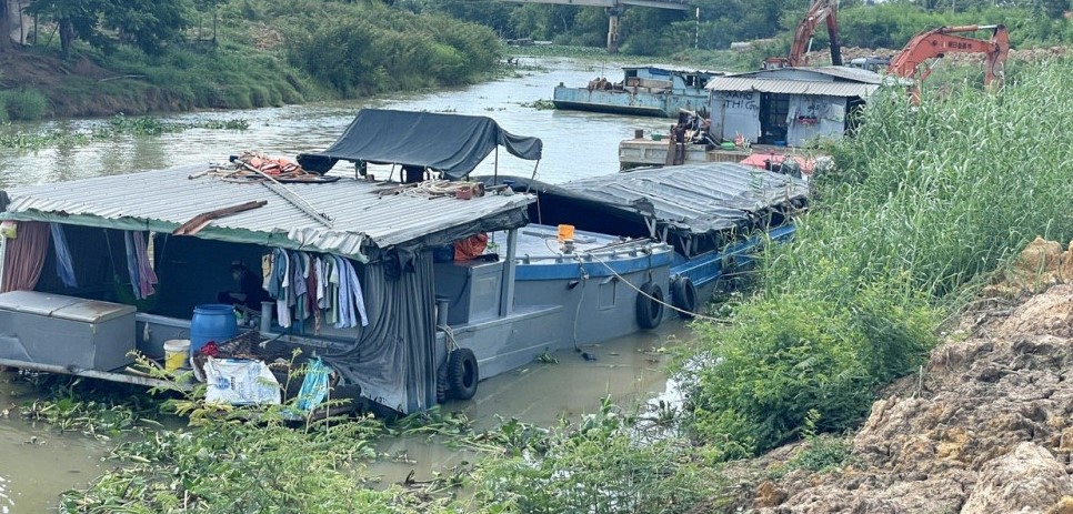 "Nóng" nạn khai thác đất trái phép ở xã vùng biên của tỉnh Long An - Ảnh 2.