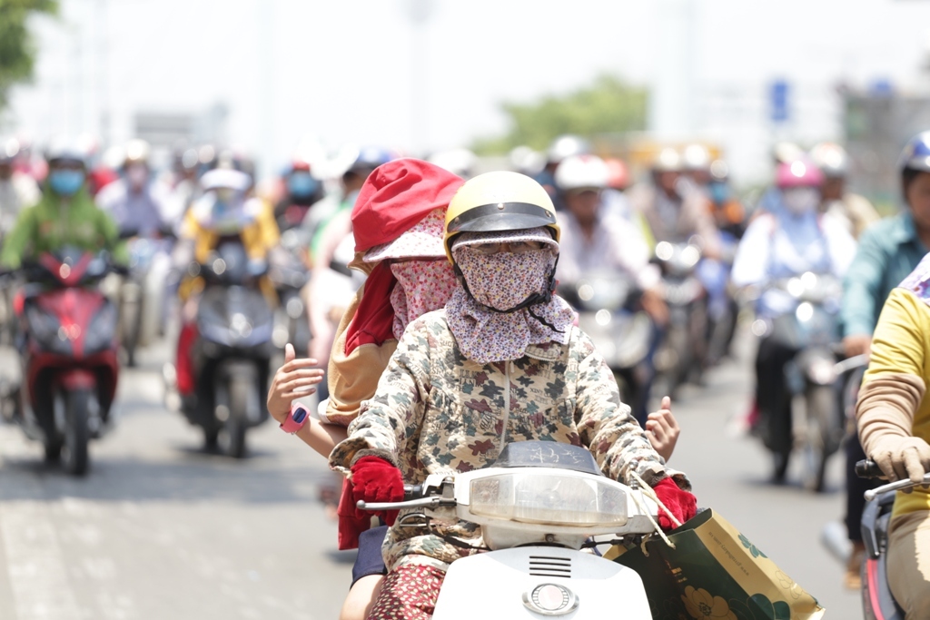 NÓNG: Miền Bắc bước vào đợt nắng nóng gay gắt dài ngày, nhiệt độ có thể lên đến 39 độ C- Ảnh 1.