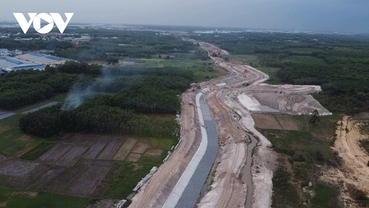 Dự án Nạo vét, gia cố suối Cái đoạn từ cầu Thợ Ụt đến sông Đồng Nai đang thi công. Ảnh: T.L