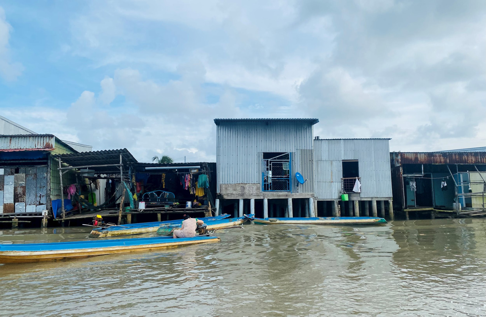 Tới Cà Mau, nhiều người không khỏi trầm trồ trước những ngôi nhà cao cẳng độc lạ, hiếm nơi nào có- Ảnh 6.