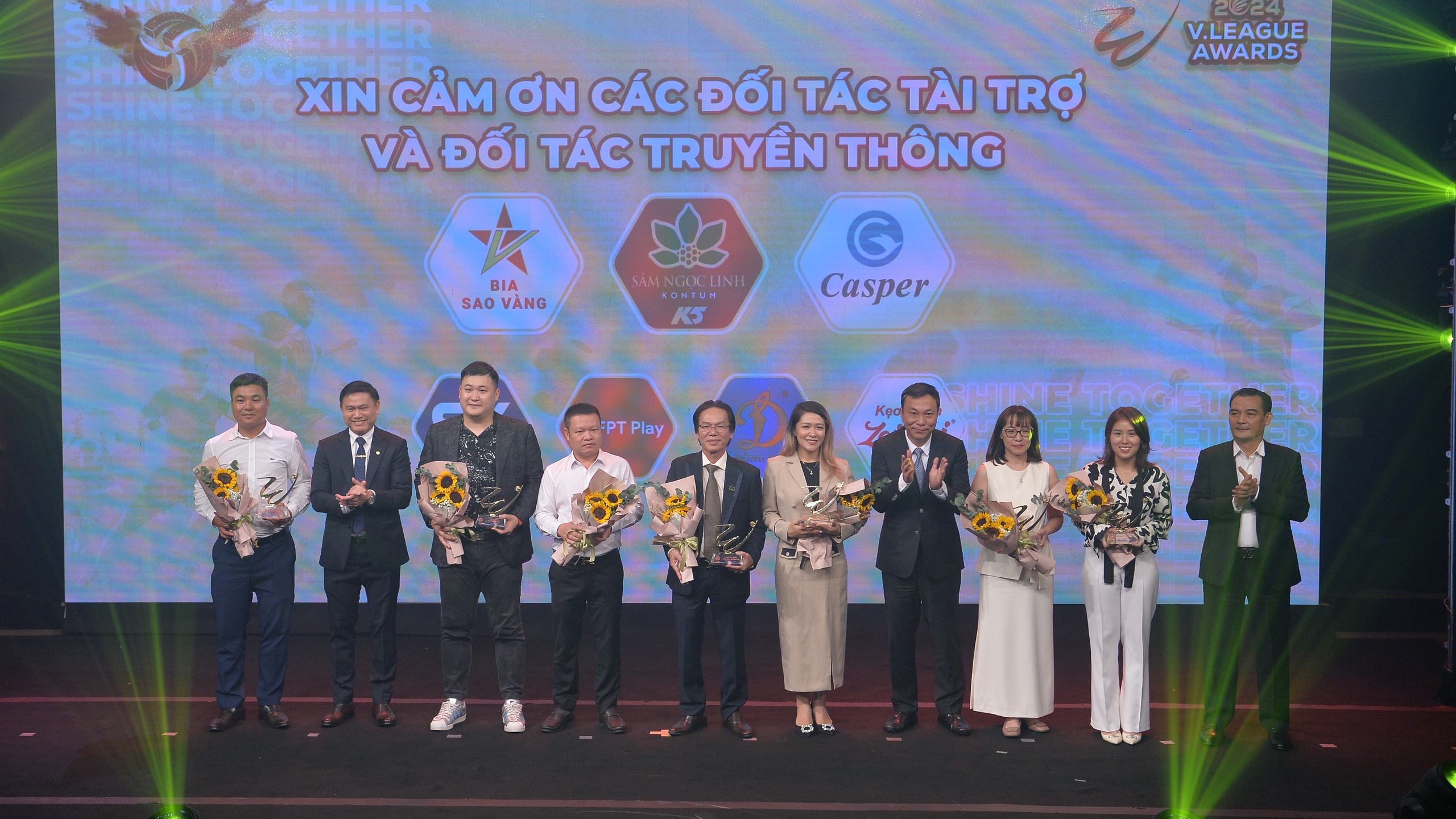 Rafaelson nói tiếng Việt khi nhận hat-trick giải thưởng V.League Awards 2024- Ảnh 8.