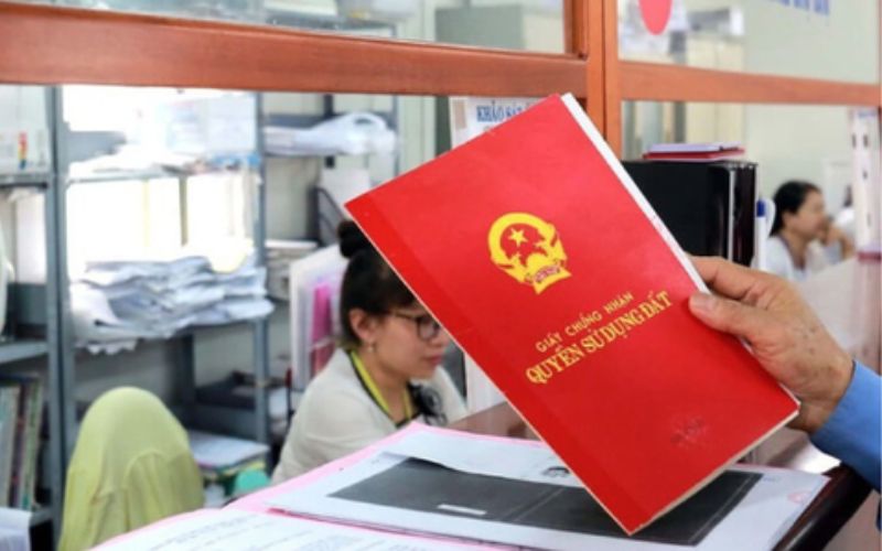 Luật Đất đai 2024 có hiệu lực: Có bắt buộc ghi tên cả hai vợ chồng vào sổ đỏ?- Ảnh 2.