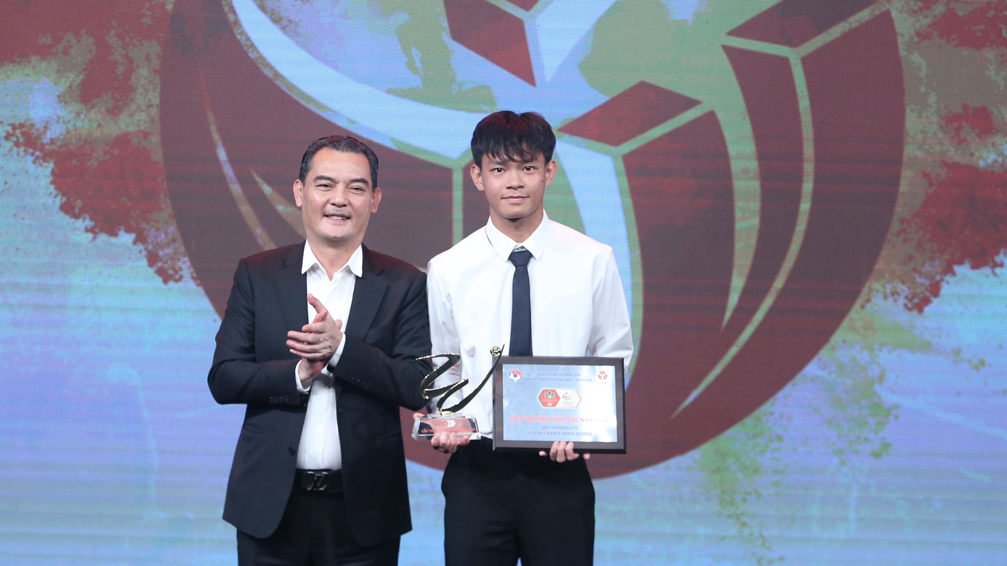 Rafaelson nói tiếng Việt khi nhận hat-trick giải thưởng V.League Awards 2024- Ảnh 7.