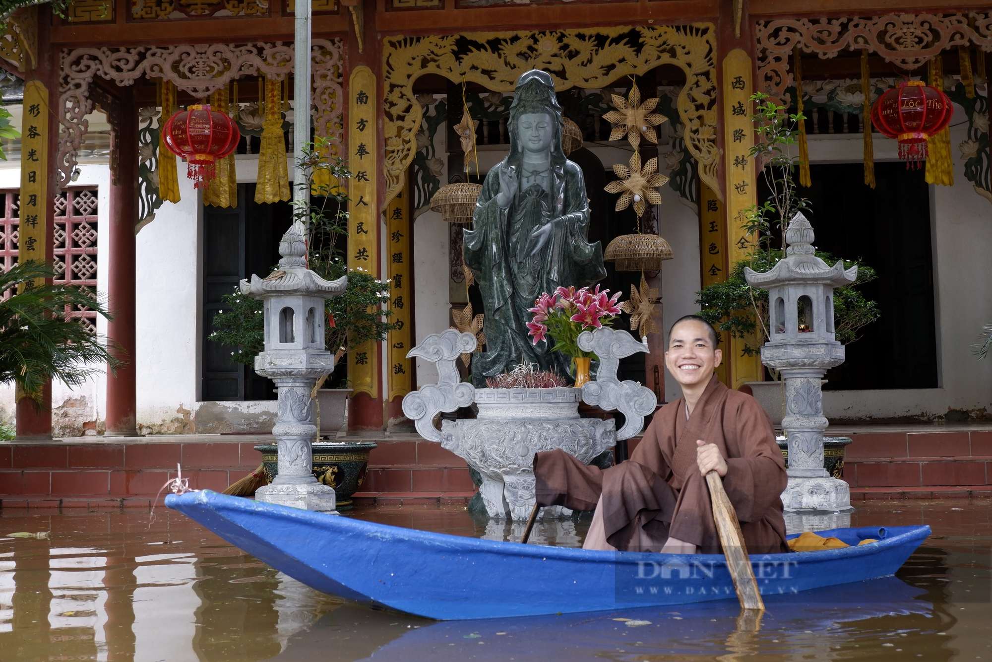 Ngập lụt Chương Mỹ: Phố thành sông, người Hà Nội di chuyển bằng thuyền, hoa màu ngập úng- Ảnh 5.