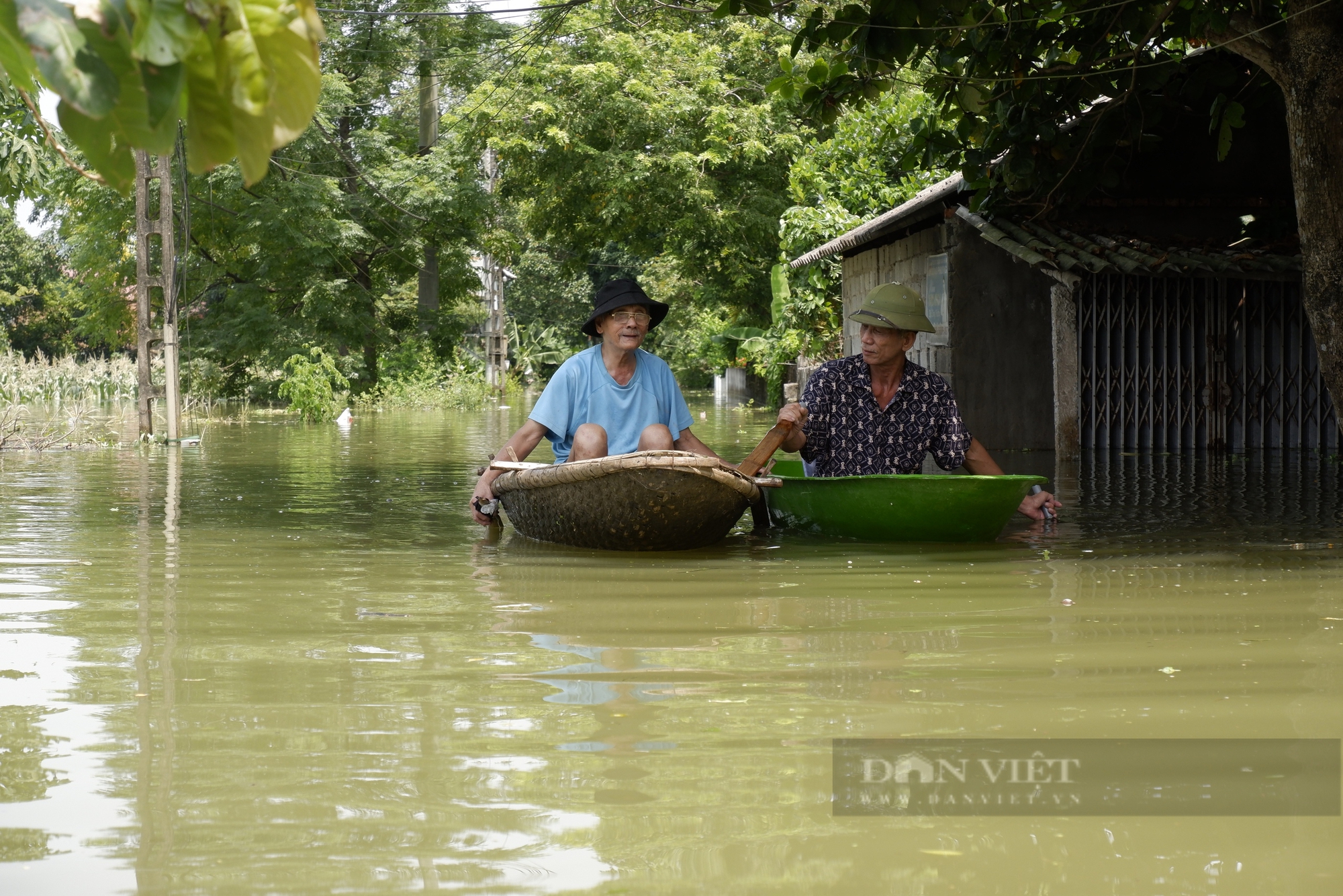 Ngập lụt Chương Mỹ: Phố thành sông, người Hà Nội di chuyển bằng thuyền, hoa màu ngập úng- Ảnh 7.