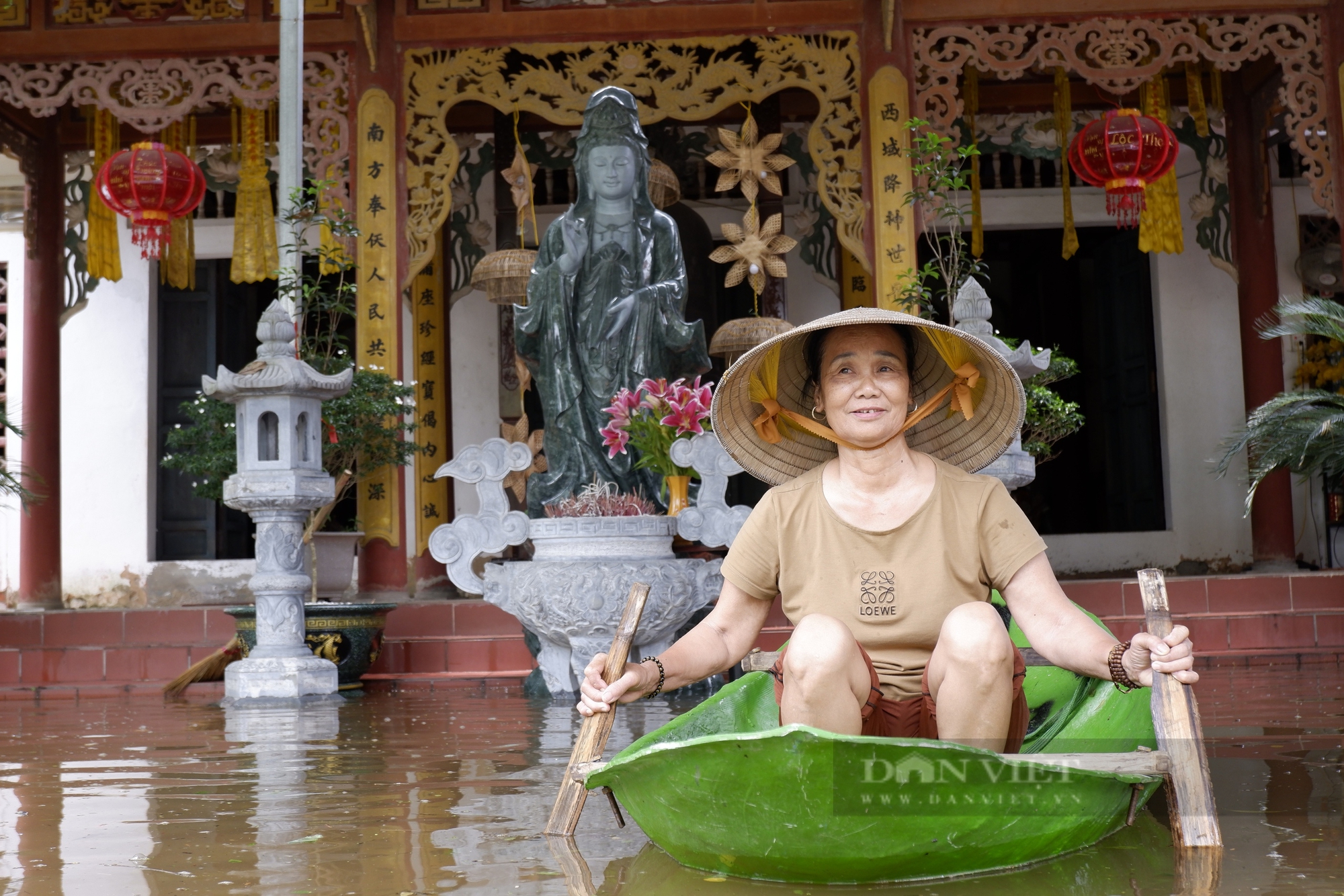 Ngập lụt Chương Mỹ: Phố thành sông, người Hà Nội di chuyển bằng thuyền, hoa màu ngập úng- Ảnh 10.