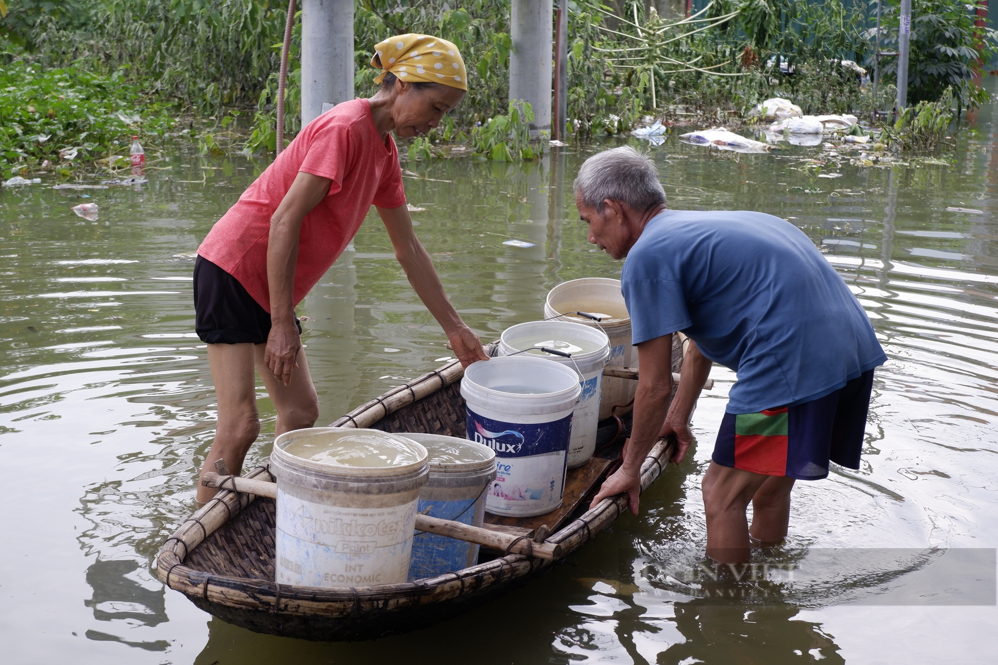 Rốn lũ Chương Mỹ: Người Hà Nội khốn khổ vì thiếu điện và nước sạch, hiểm nguy luôn rình rập- Ảnh 1.