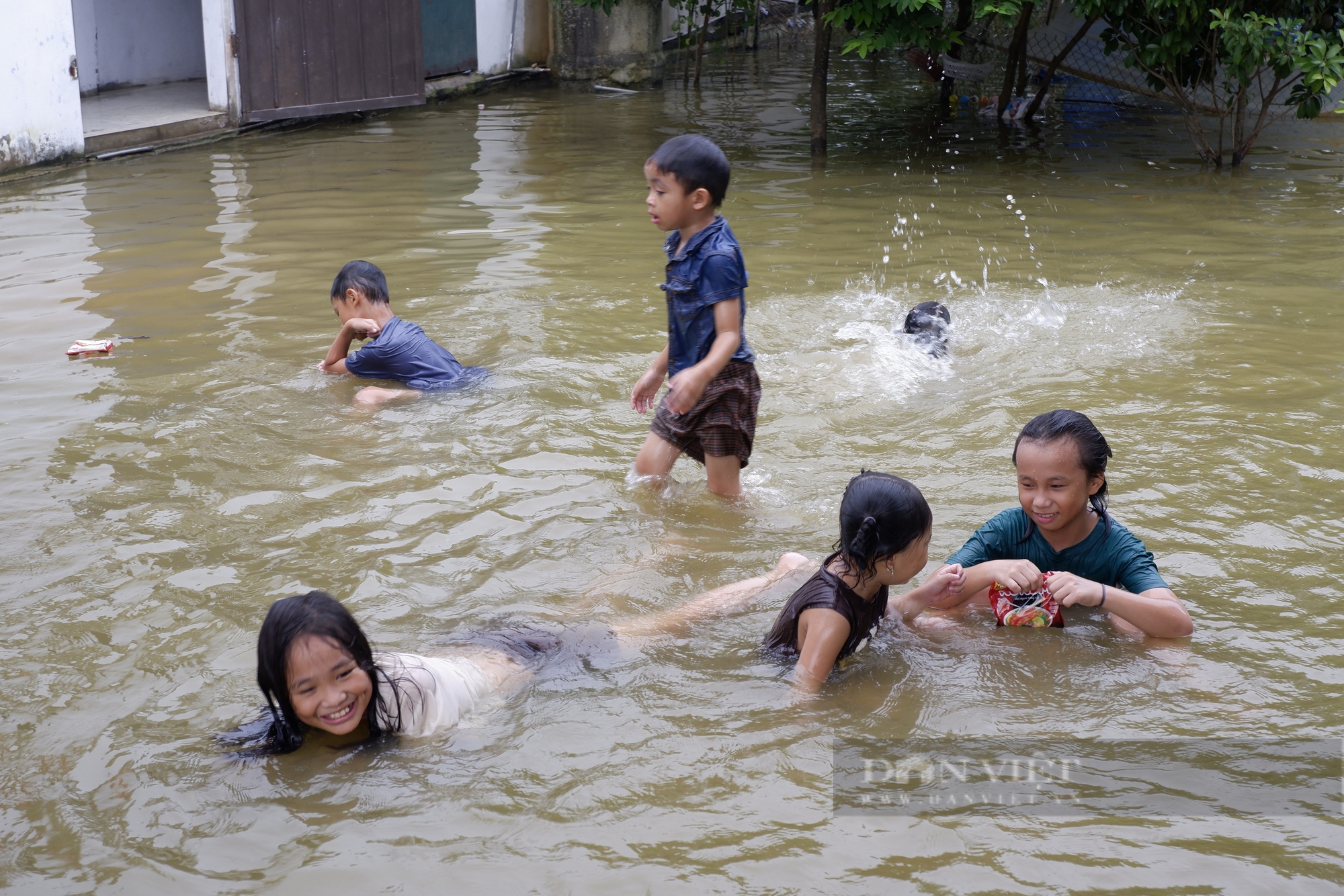 Rốn lũ Chương Mỹ: Người Hà Nội khốn khổ vì thiếu điện và nước sạch, hiểm nguy luôn rình rập- Ảnh 7.