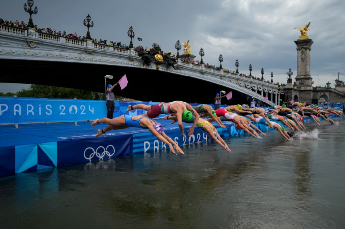 Hình ảnh dòng sông Seine ô nhiễm khiến các VĐV dự Olympic 2024 "ám ảnh"- Ảnh 1.