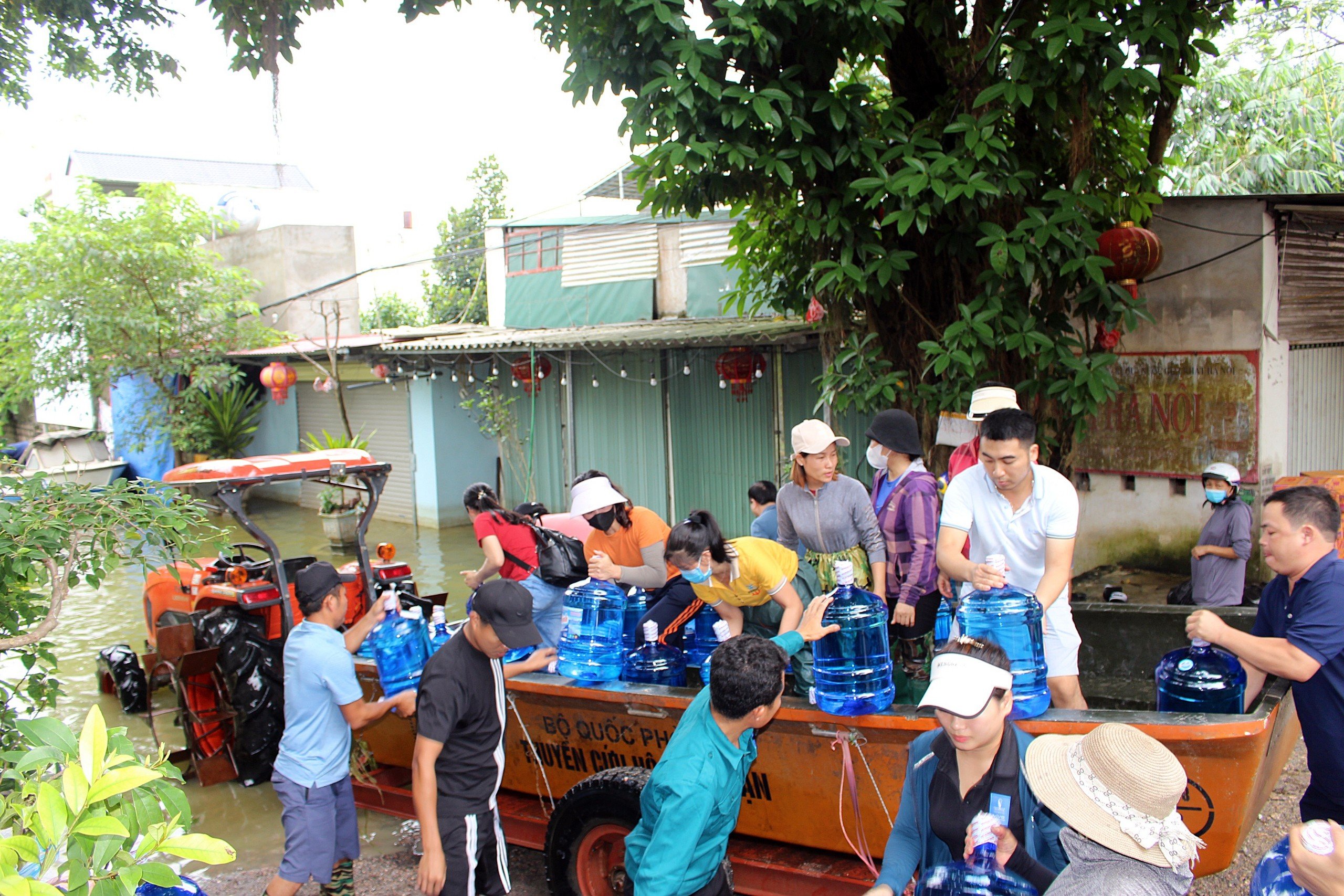 Hội Nông dân TP Hà Nội thăm hỏi, tặng quà hỗ trợ người dân vùng lũ huyện Chương Mỹ- Ảnh 2.