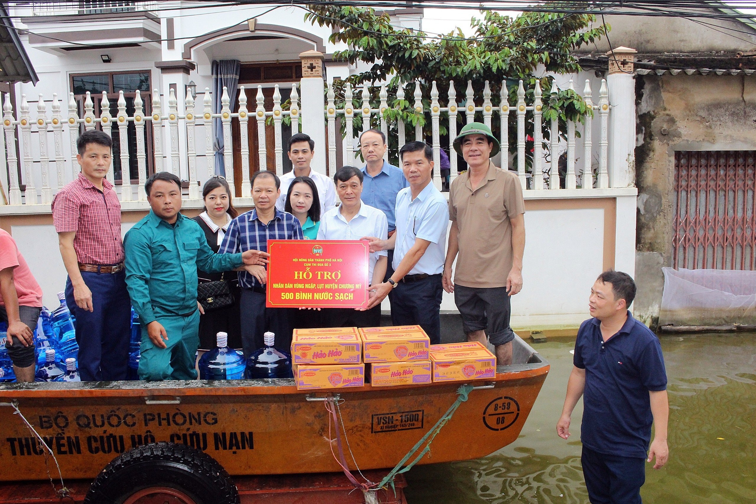 Hội Nông dân TP Hà Nội thăm hỏi, tặng quà hỗ trợ người dân vùng lũ huyện Chương Mỹ- Ảnh 1.