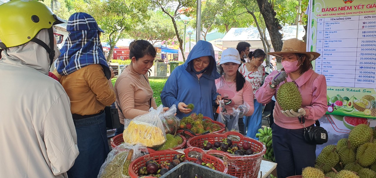 Đặc sản tươi ngon các vùng miền được giới thiệu tại Phiên chợ nông sản và sản phẩm OCOP Khánh Hòa 2024- Ảnh 7.