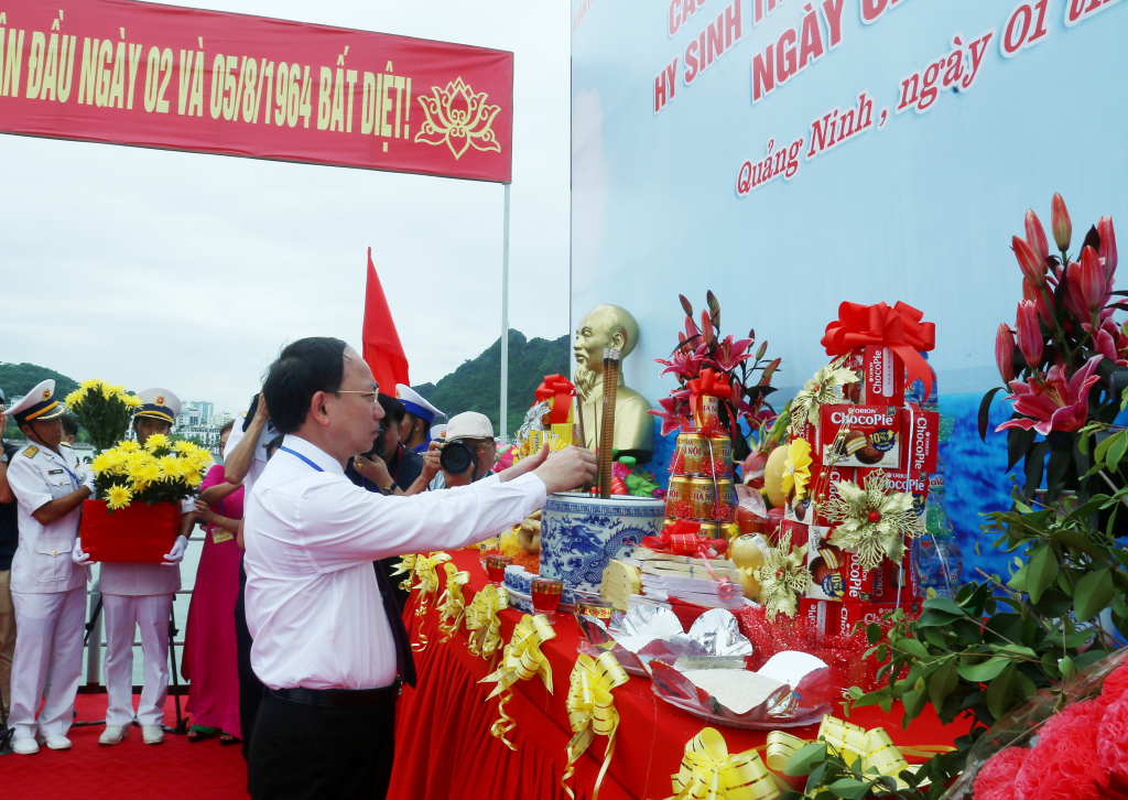 Tưởng niệm các Anh hùng liệt sĩ và nhân dân hy sinh trong "Chiến thắng trận đầu"- Ảnh 2.