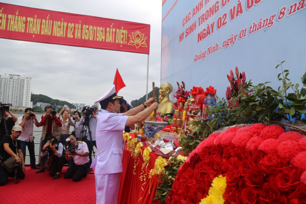 Tưởng niệm các Anh hùng liệt sĩ và nhân dân hy sinh trong "Chiến thắng trận đầu"- Ảnh 1.