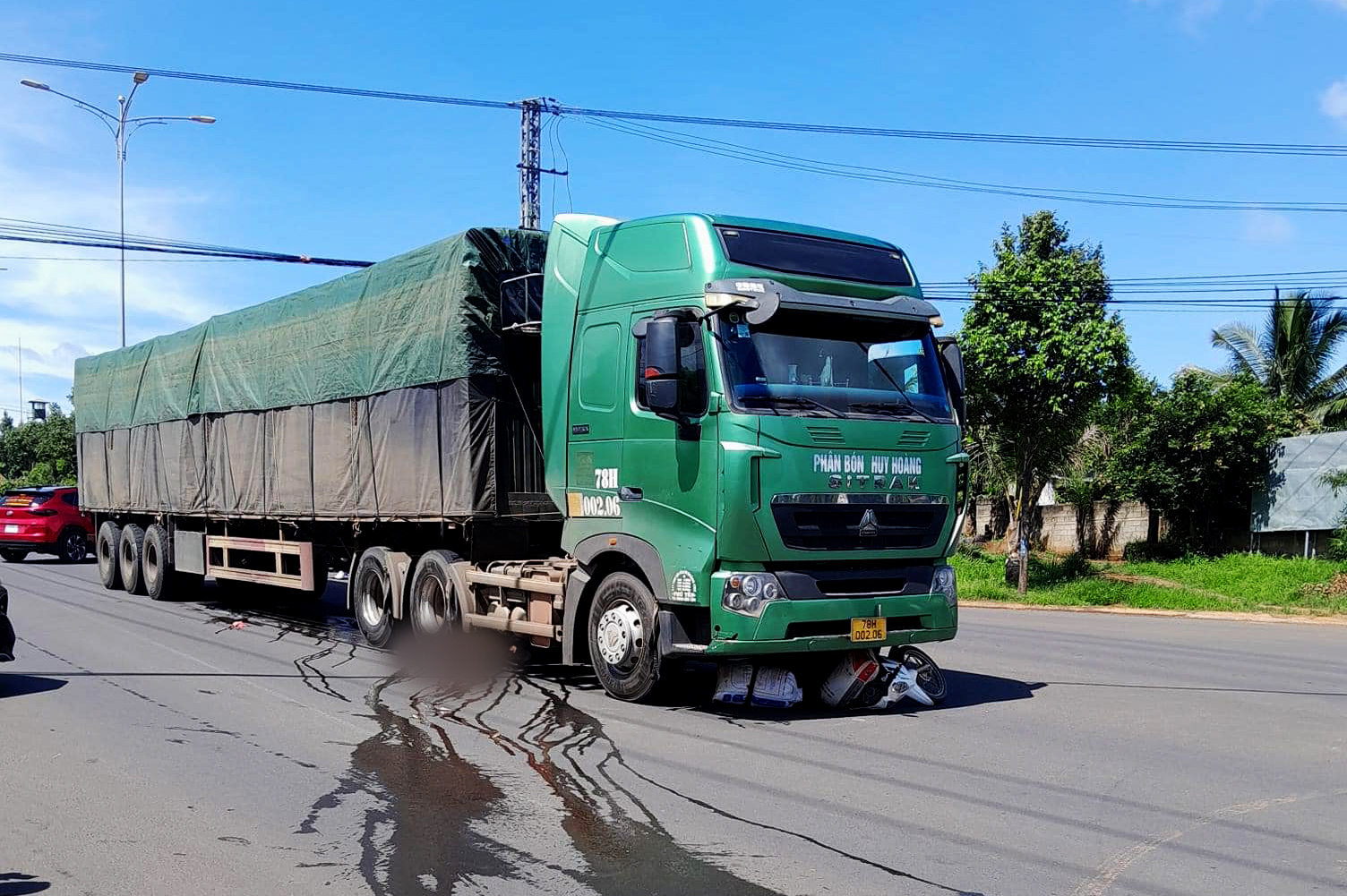 Xe máy va chạm với xe Container tại TP Buôn Ma Thuột, một người đàn ông tử vong tại chỗ - Ảnh 1.