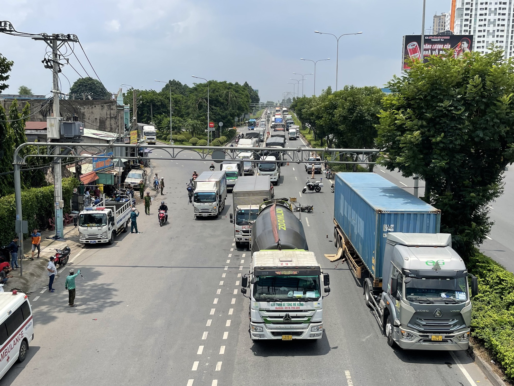 Va chạm với xe máy chạy cùng chiều, người đàn ông bị xe container cán tử vong- Ảnh 1.