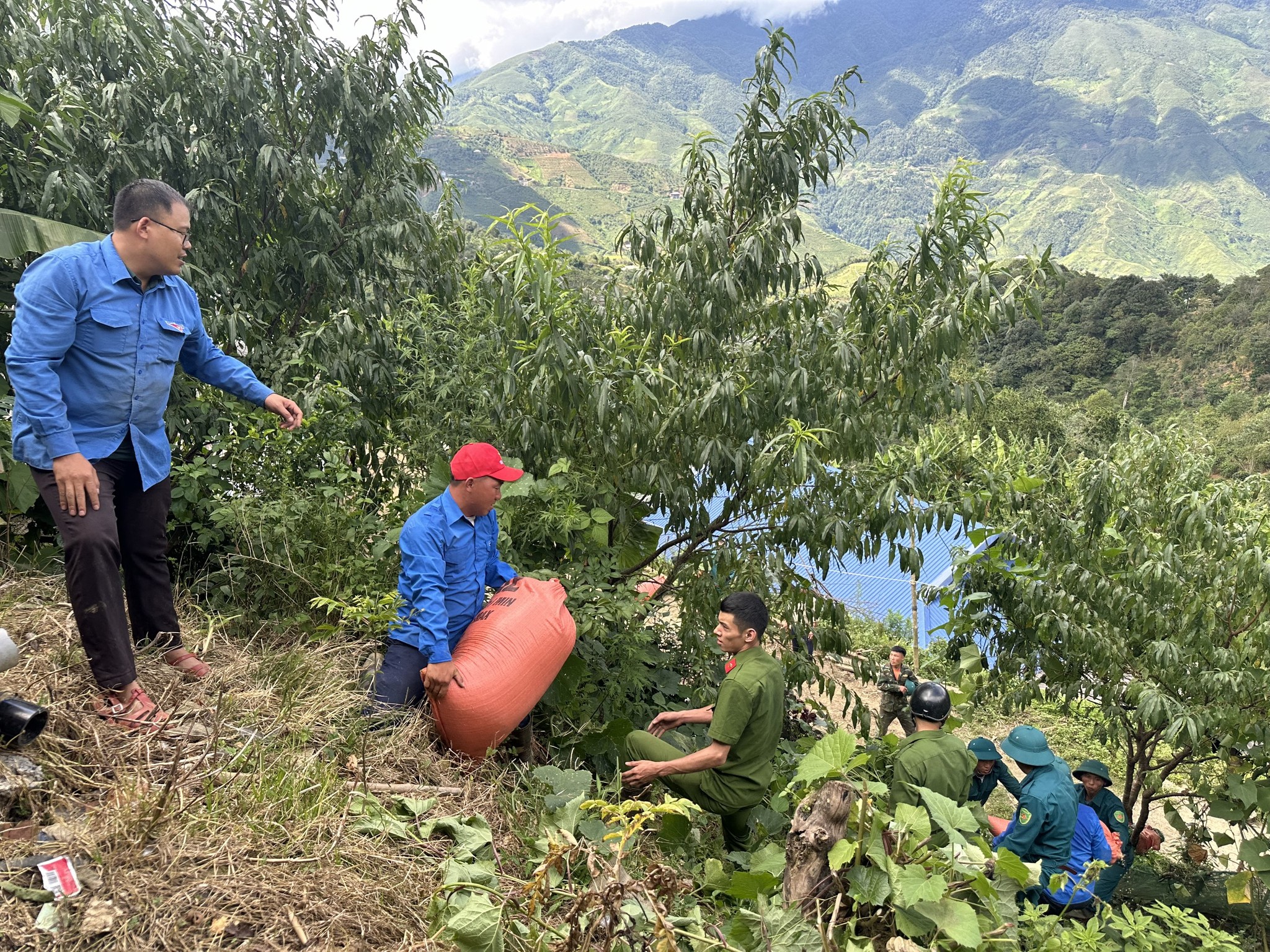 Sơn La: Di dời khẩn cấp các hộ dân bị ảnh hưởng vụ sạt lở đất đá vùi lấp Homestay- Ảnh 8.