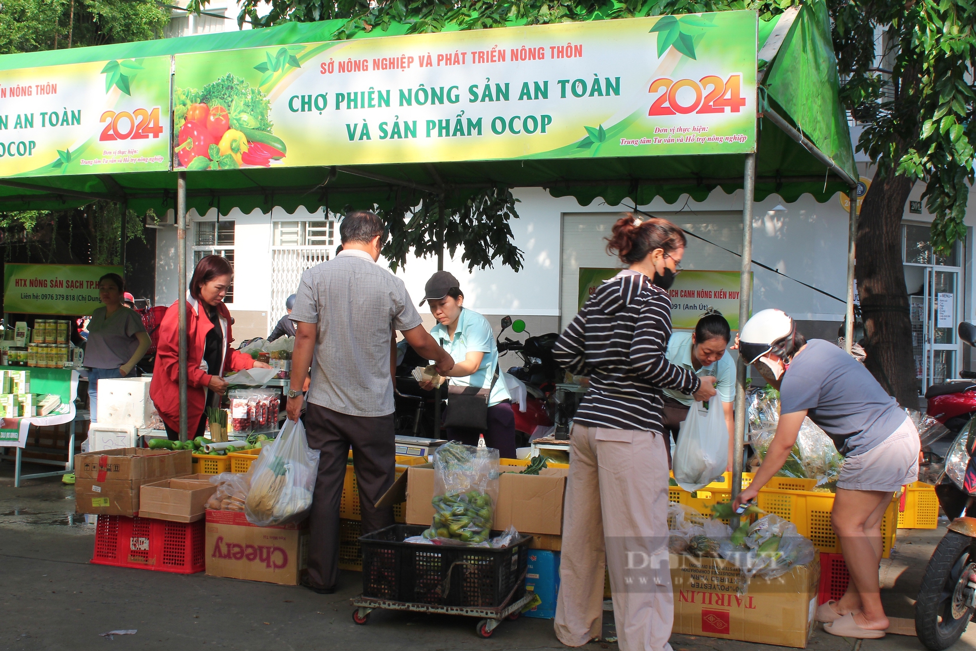 Độc lạ chợ nông sản chỉ bán cuối tuần ở Sài Gòn, được khách chấm 10 điểm vì chất lượng, giá tốt - Ảnh 2.