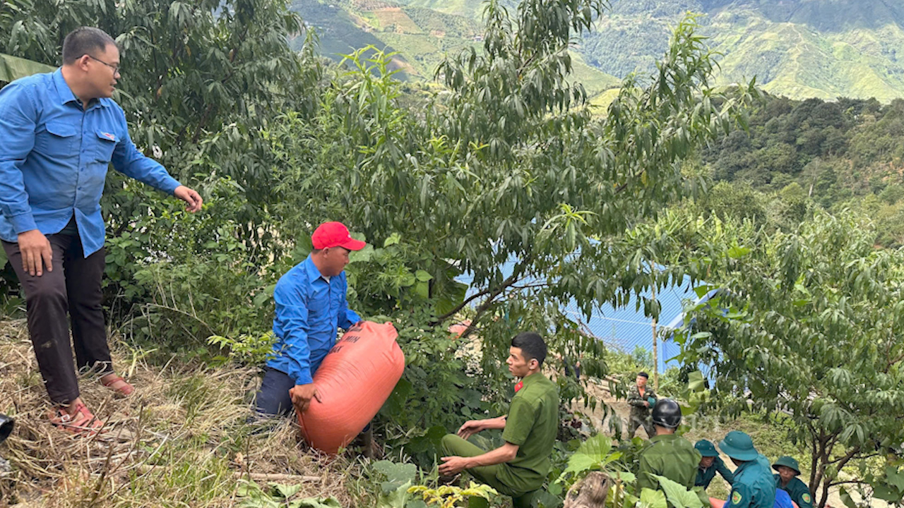 Huy động hàng trăm người tham gia khắc phục vụ sạt lở tại xã Tà Xùa  - Ảnh 5.