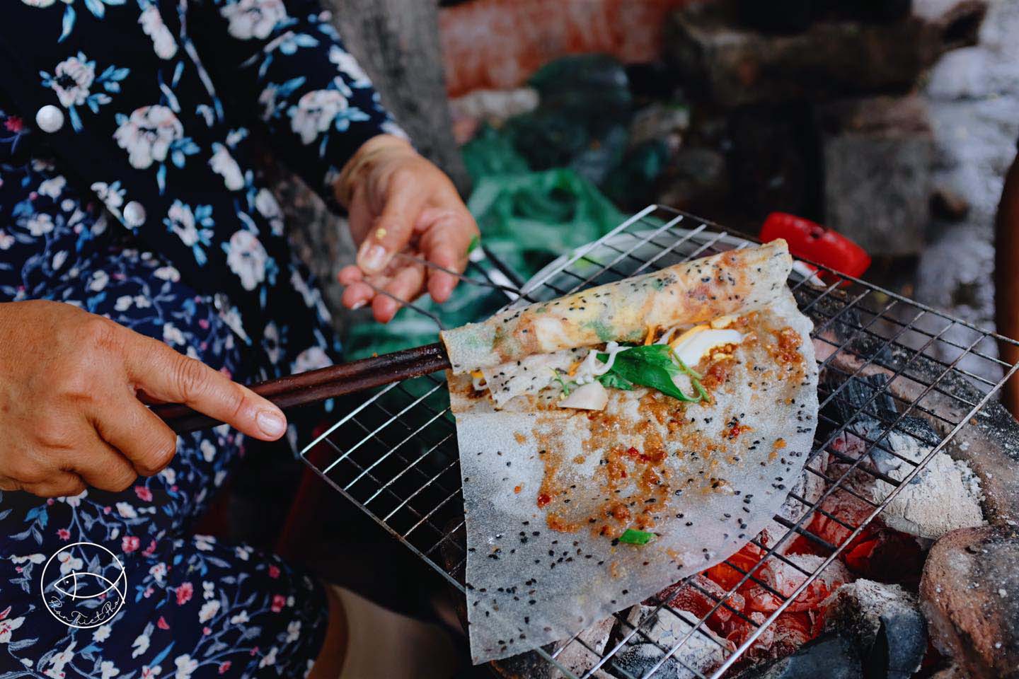 Truy lùng các quán bánh tráng nướng mắm ruốc ngon "nhức nách" ở Phan Thiết - Ảnh 2.