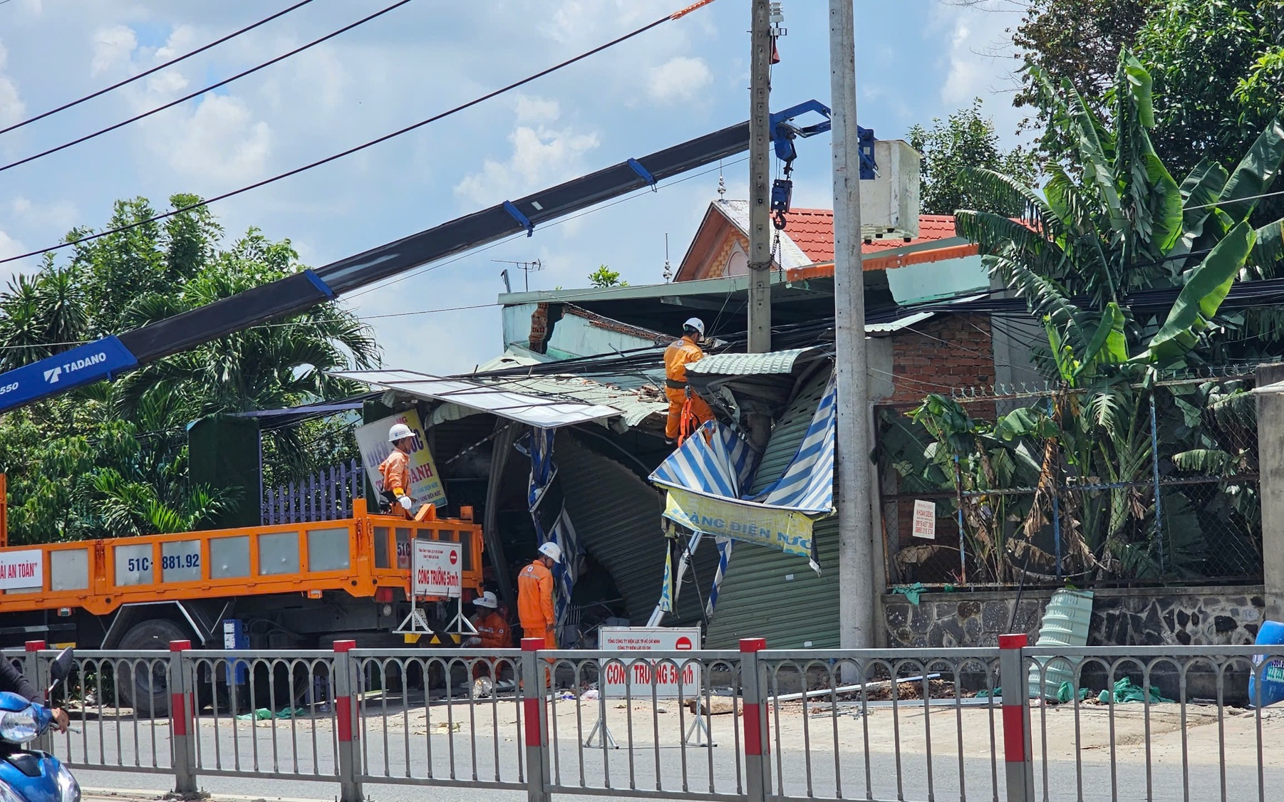 Tai nạn liên hoàn trên quốc lộ 22, huyện Hóc Môn khiến giao thông ùn ứ nặng - Ảnh 2.