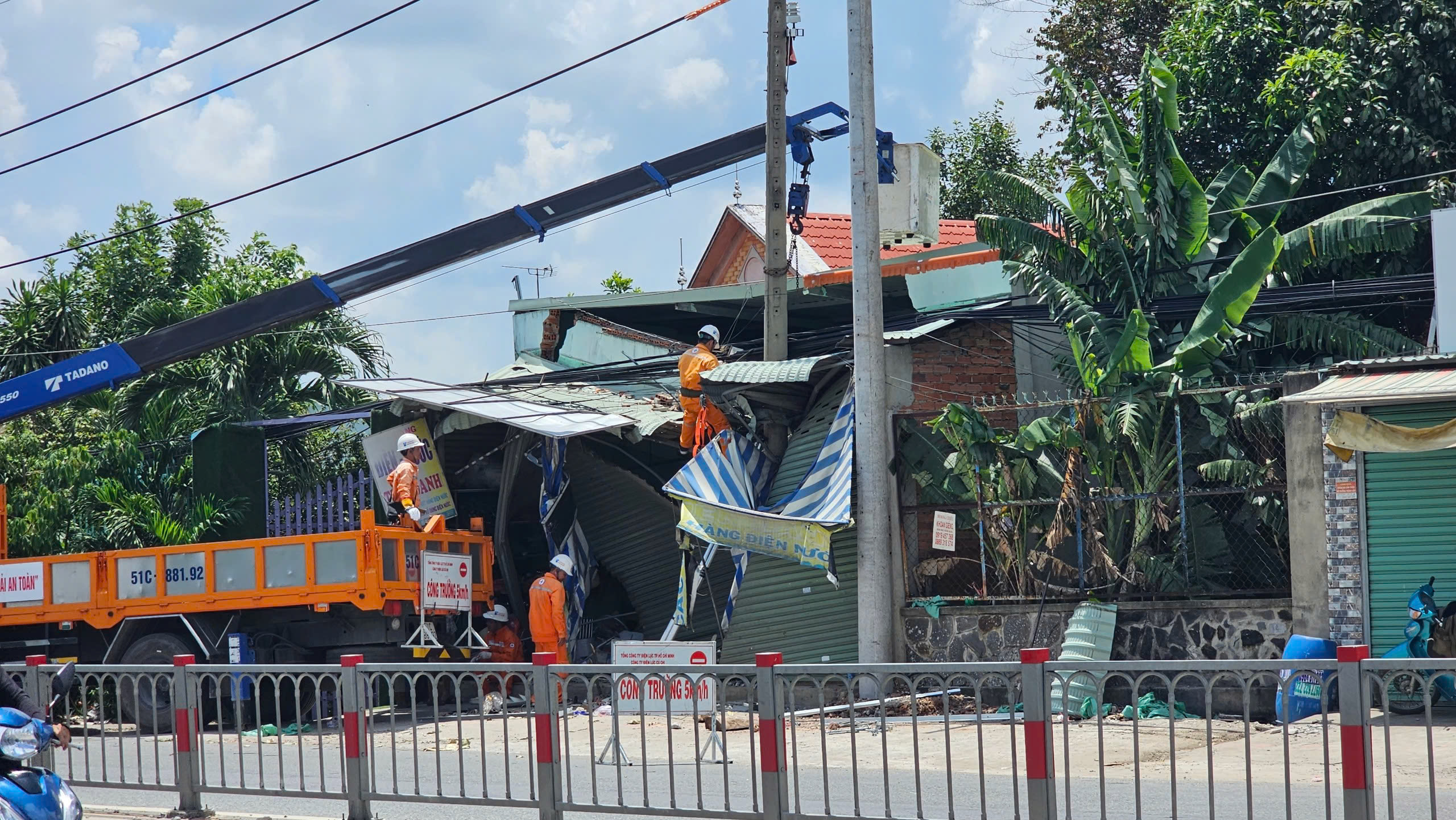 Xe container tông gãy trụ điện đường dây trung thế 22kV, sập cửa hàng bán đồ điện ở TP.HCM - Ảnh 1.